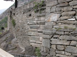 Mura romane a sostegno della Strada delle Gallie salendo al borgo di Bard (20673 bytes)
